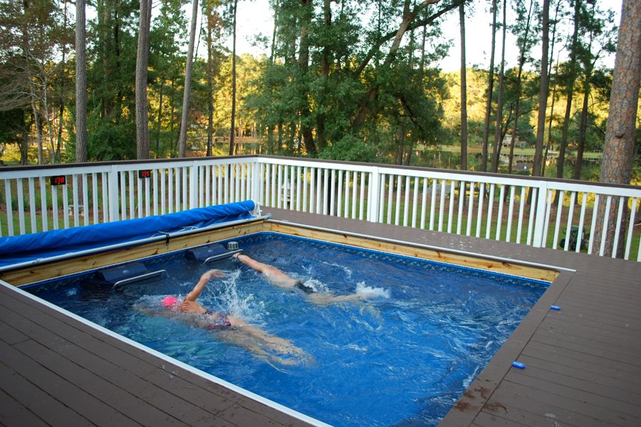 picture of triathletes swimming in the Endless Pools Dual Propulsion pool