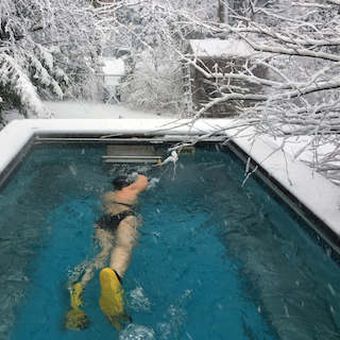 Swimming When it's Snowing (PHOTOS)