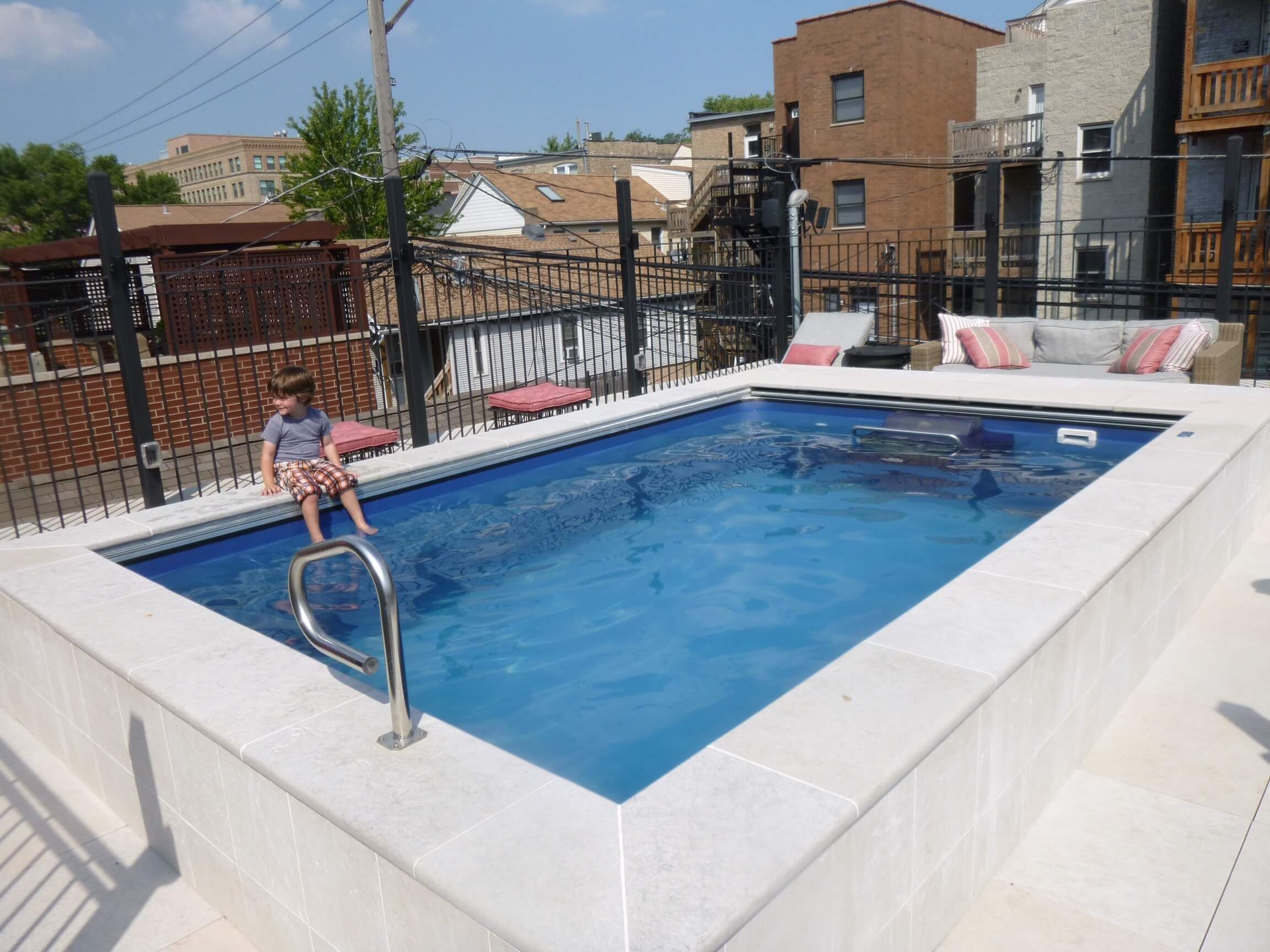 picture of an Endless Pools set-up on a garage rooftop in Chicago